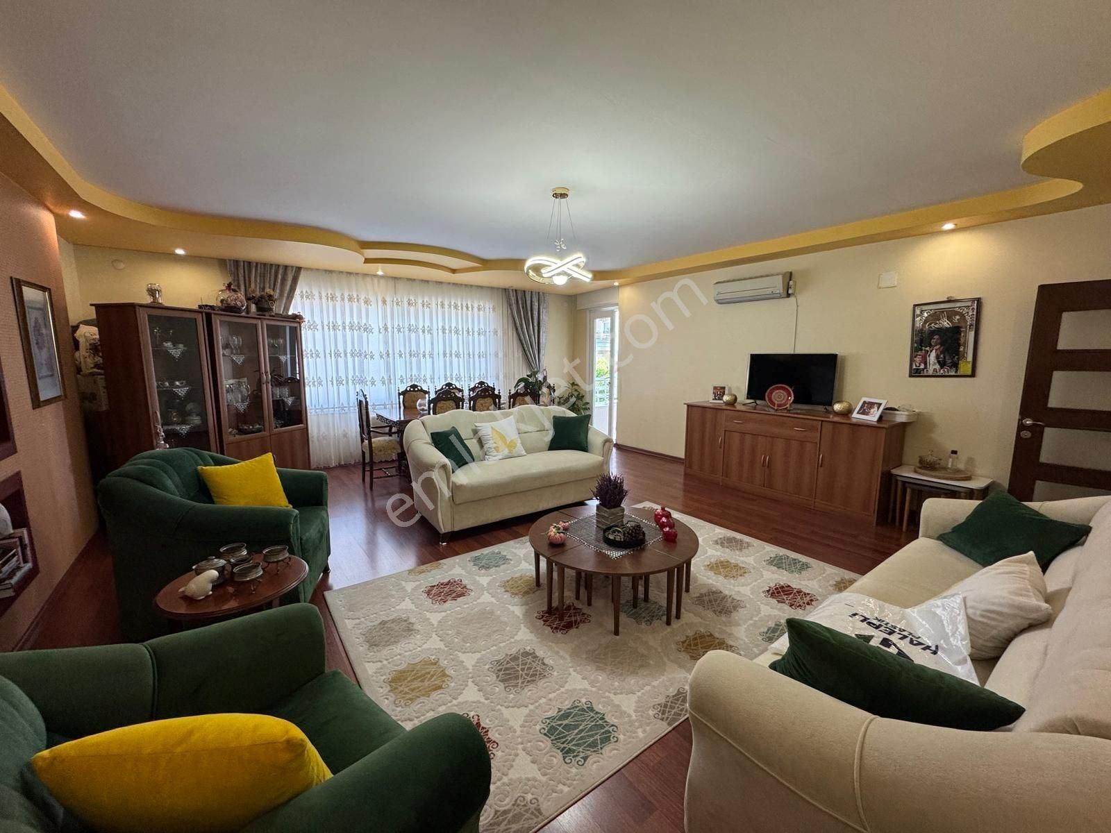 Han Emlak'tan Menderes Mah'de Site İçi 4+1 Satılık Daire