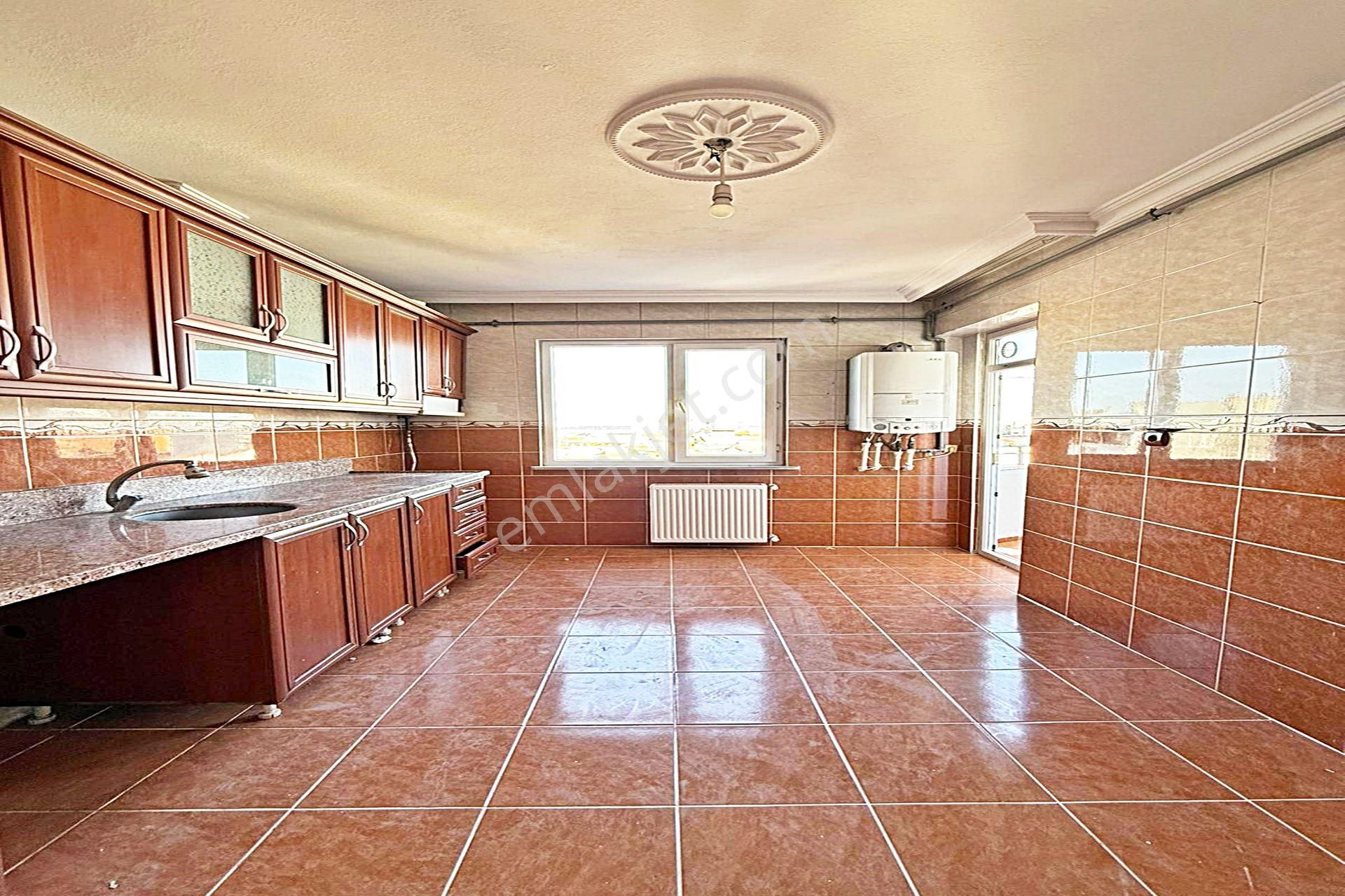 İnönü Mahallesinde 100 M2 Manzaralı Çift Balkonlu 2+1 Arakat