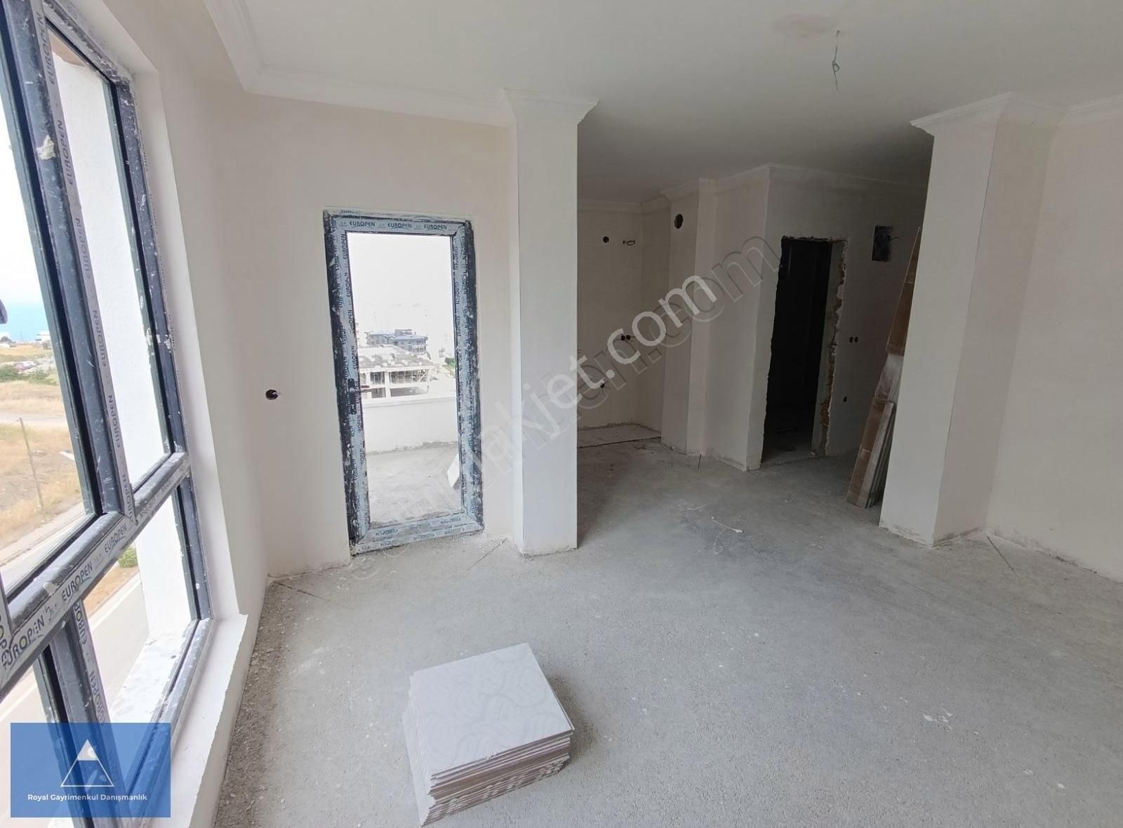 Bulvara Cephe Deniz Manzaralı Geniş Satılık 1+1 Daireler