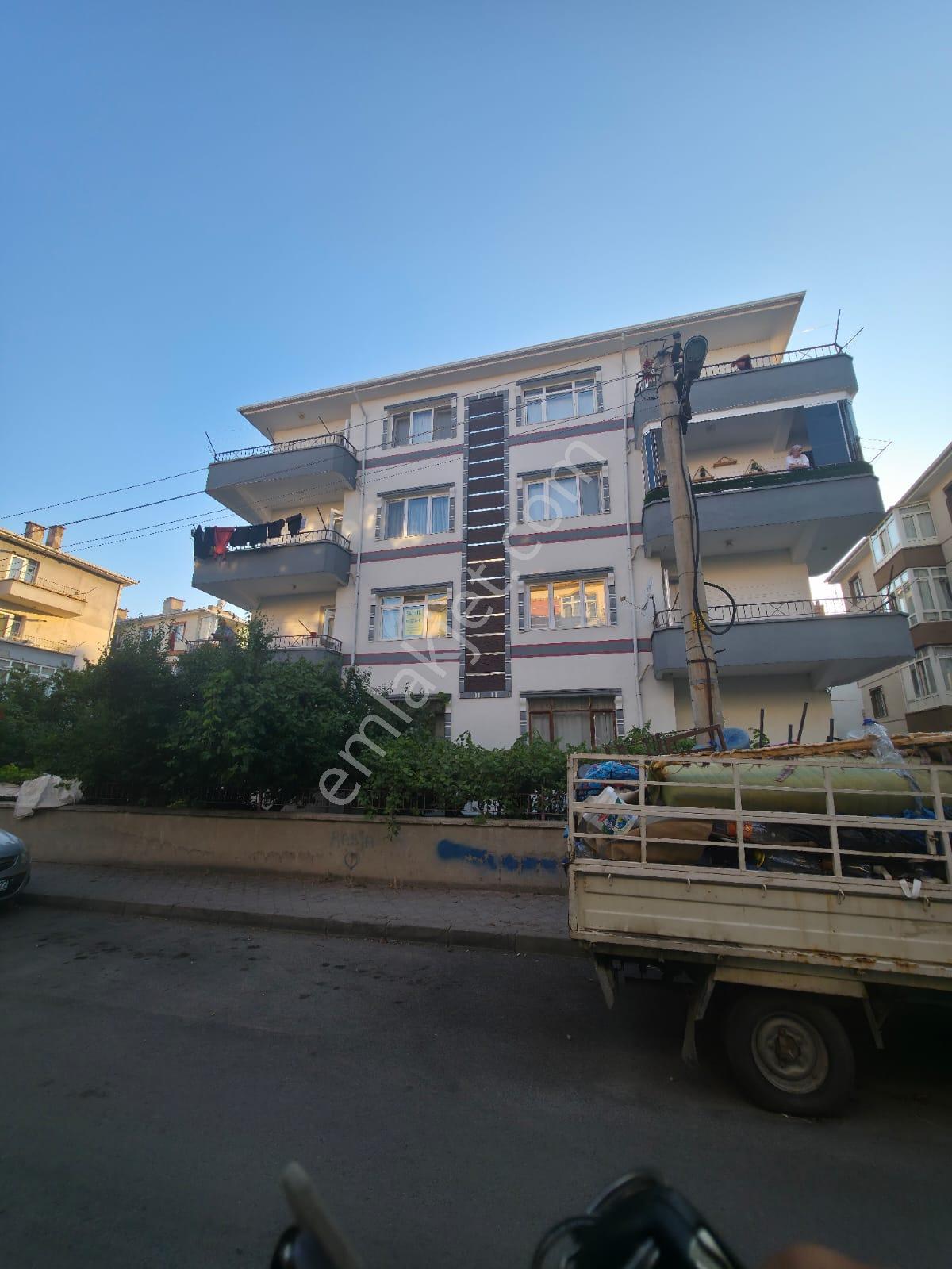 Emlak Servisi'nden İstasyon Mah. Köşe Başı Ön Cephe Ara Katta 3+1 Yapılı Bağımsız Daire - Görsel 3