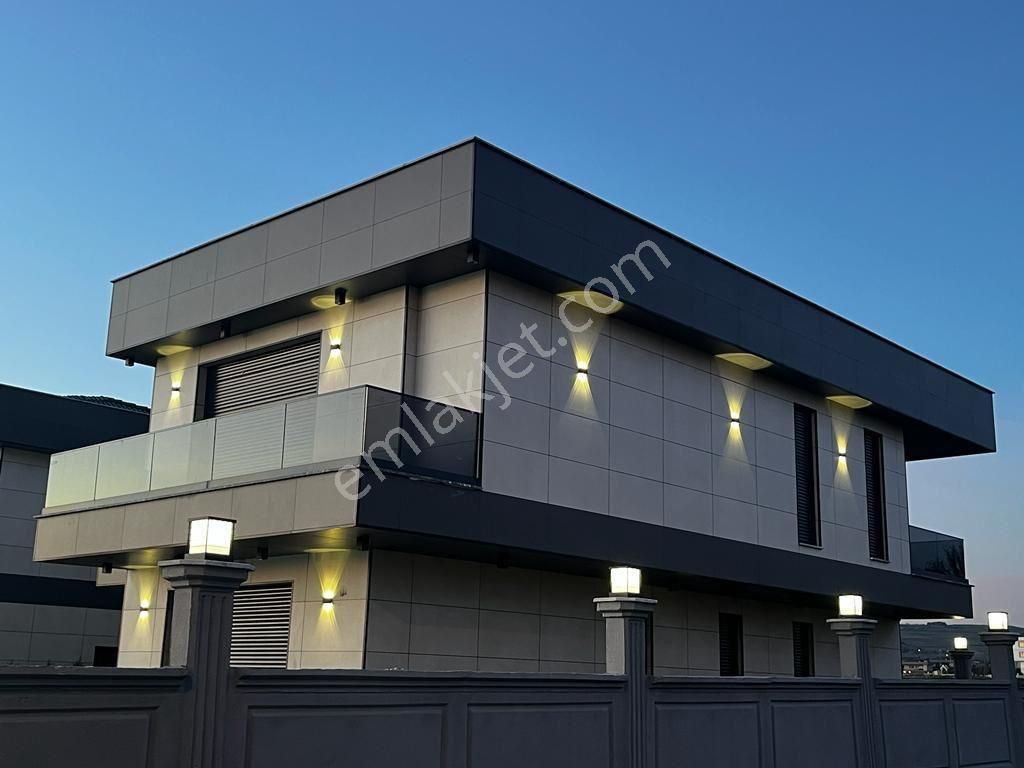 B.çekmece Celaliye E-5 ‘e Yakın 7+1 Müstakil Lüks Villa