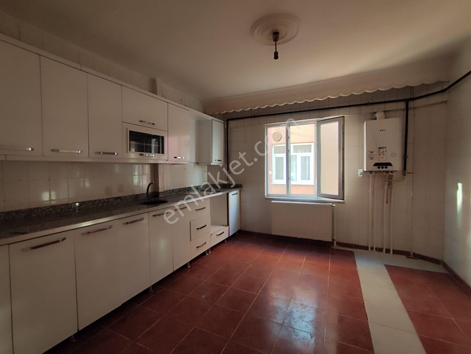 Bağlar Kaymakamlığı Yukarısında Cadde Cepheli 3+1 Satılık Daire