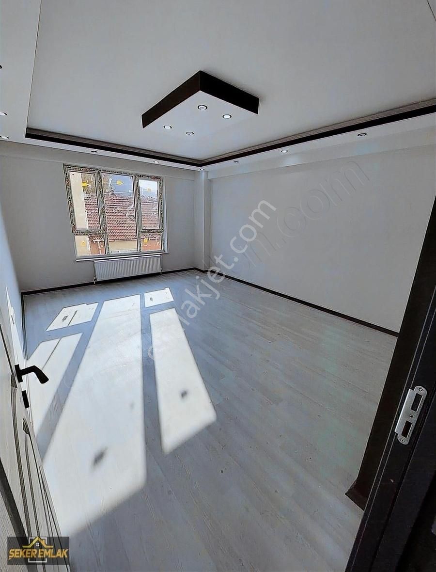 Şeker Emlaktan Emek Mah.kapalı Pazar Yakını 125 M² 3+1 Lüx Daire