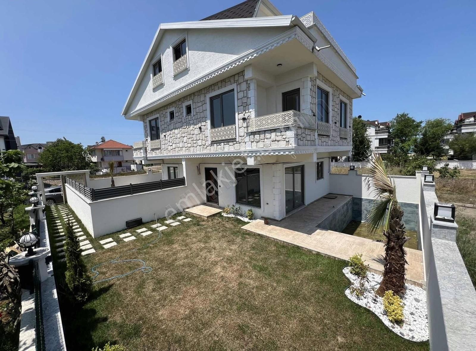 Denize !40 Adım! Müstakil Havuzlu Geniş Bahçeli Ultralüks Villa!