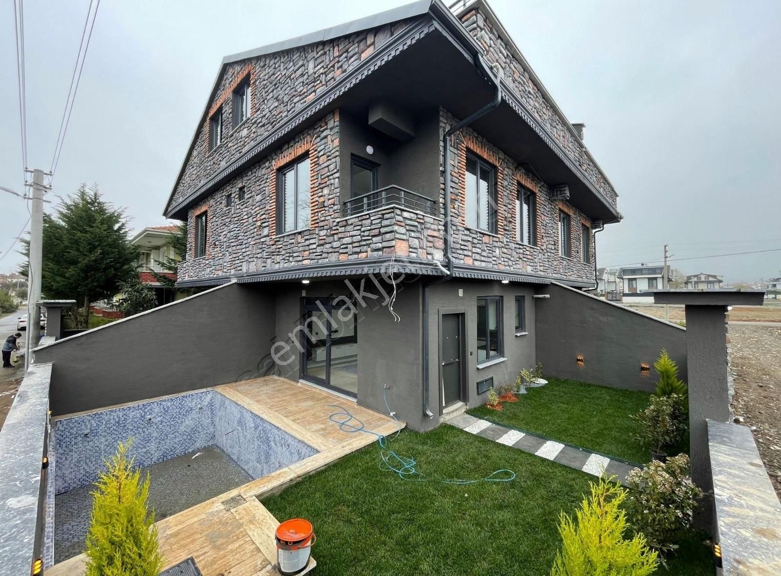 Merkez Plajda Havuzlu Geniş Bahçeli Ultralüks Fırsat Köşe Villa!