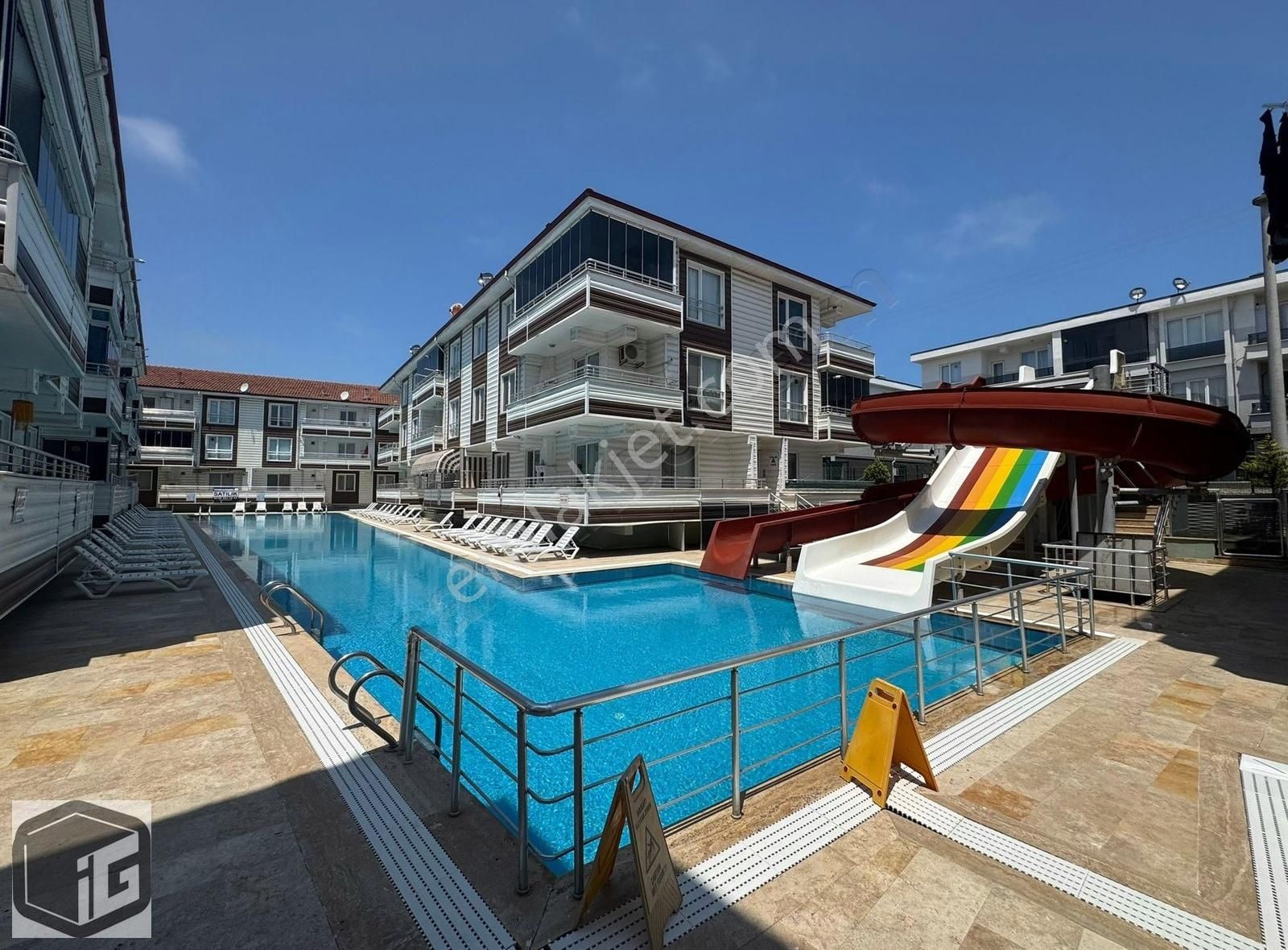Havuzlu Sitede Güvenlikli Cam Balkonlu Oturuma Hazır 1+1***