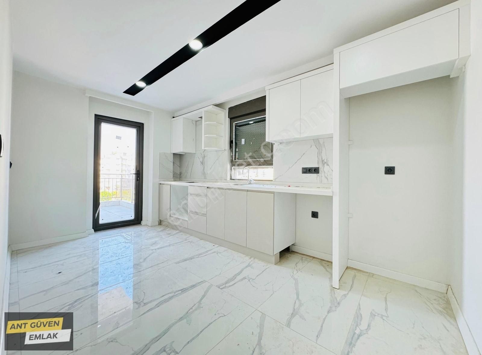 Yerden Isıtmalı Cadde Üzeri E.banyolu Kapalı Otoparklı 2+1 Daire