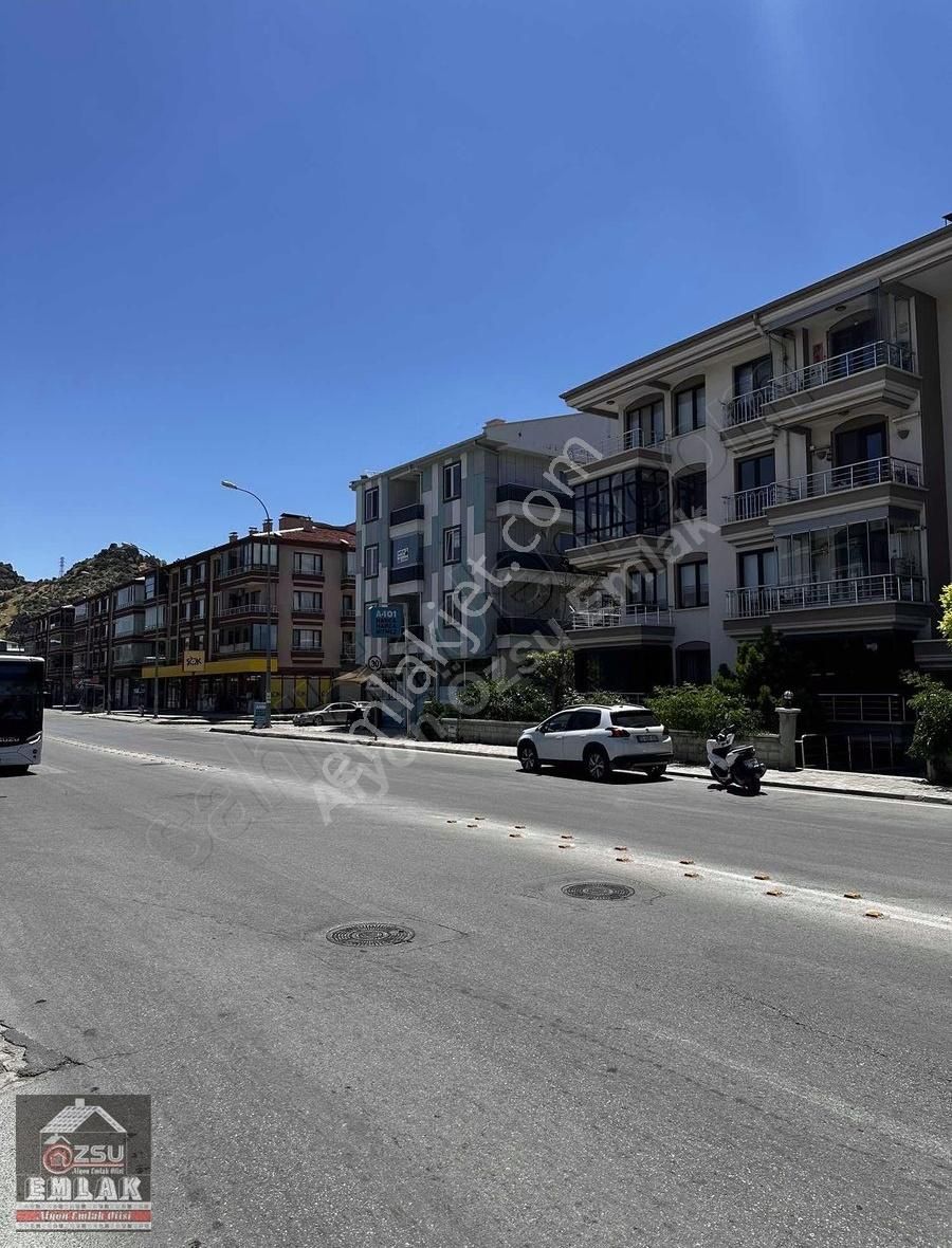 Afyon Özsu Emlak'tan Osmangazi Lisesi Karşısında Kiralık 3+1