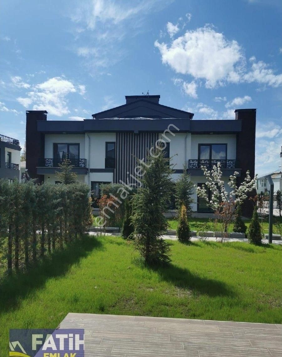 Edremit Kocaeli Parkı Karşısı Satılık Göl Manzaralı Villa