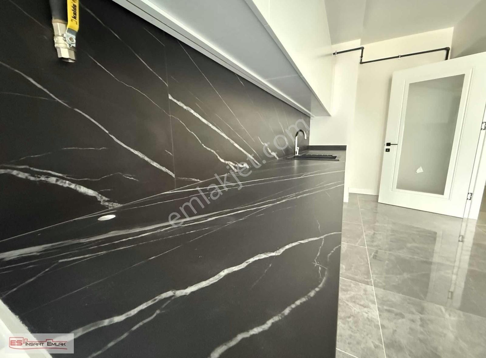 Çengelköy De Ana Cadde Üstünde Emsalsiz Lokasyonda Ultra Lüx 3+1 - Görsel 13