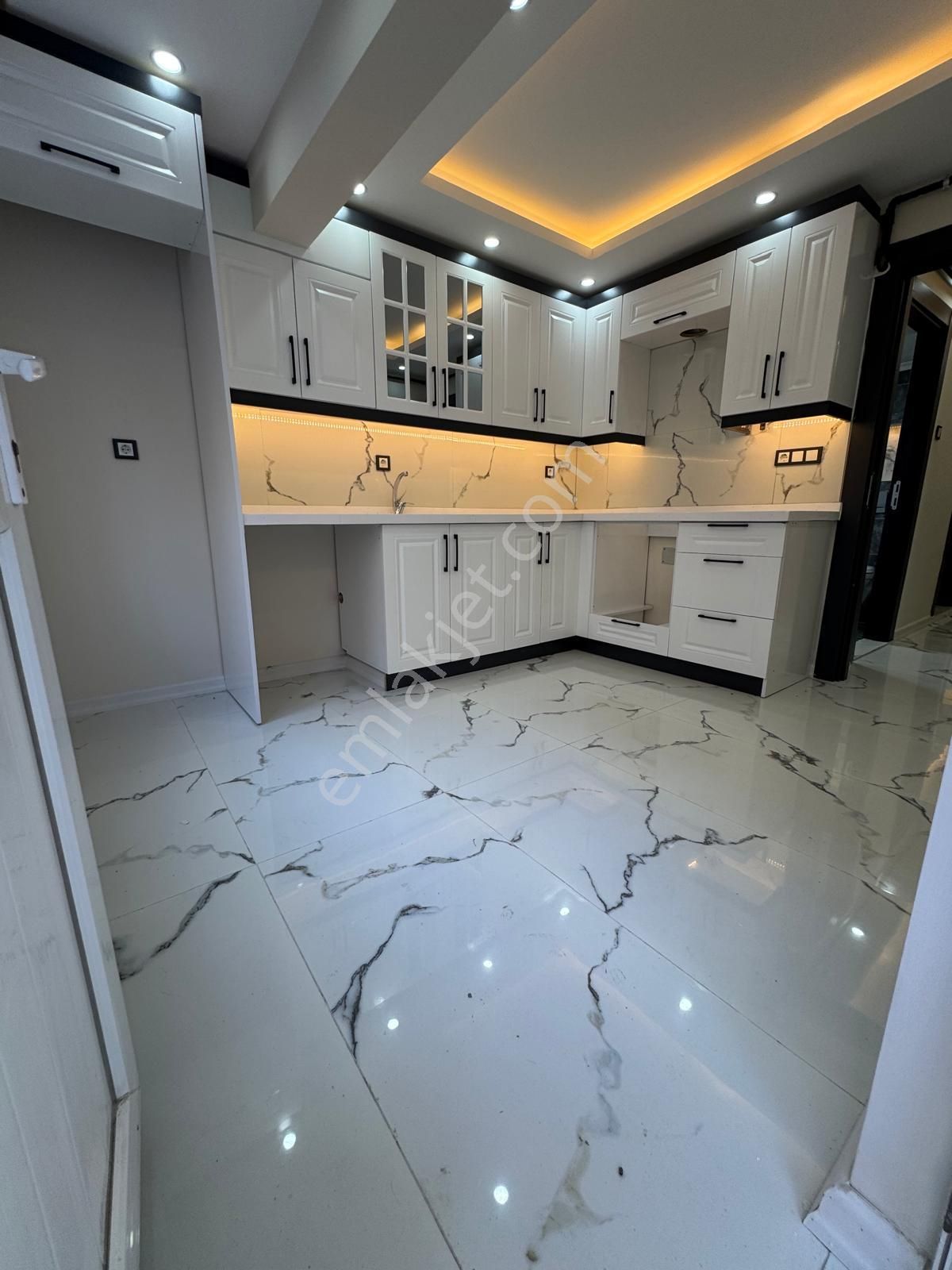 🏡akıncılar Mahallesi 🏡 ✅3+1 130 M2 5 Katlının Zemin Katı ❇️kombi Petekli