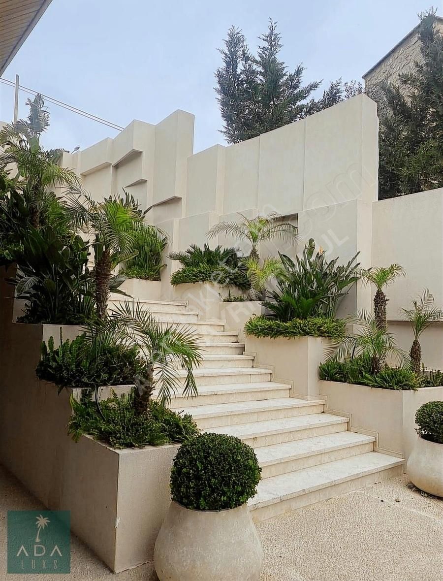 Adres Yalıkavakta Satılık 3+1 Özel Plajlı Müstakil Bahçeli Daire