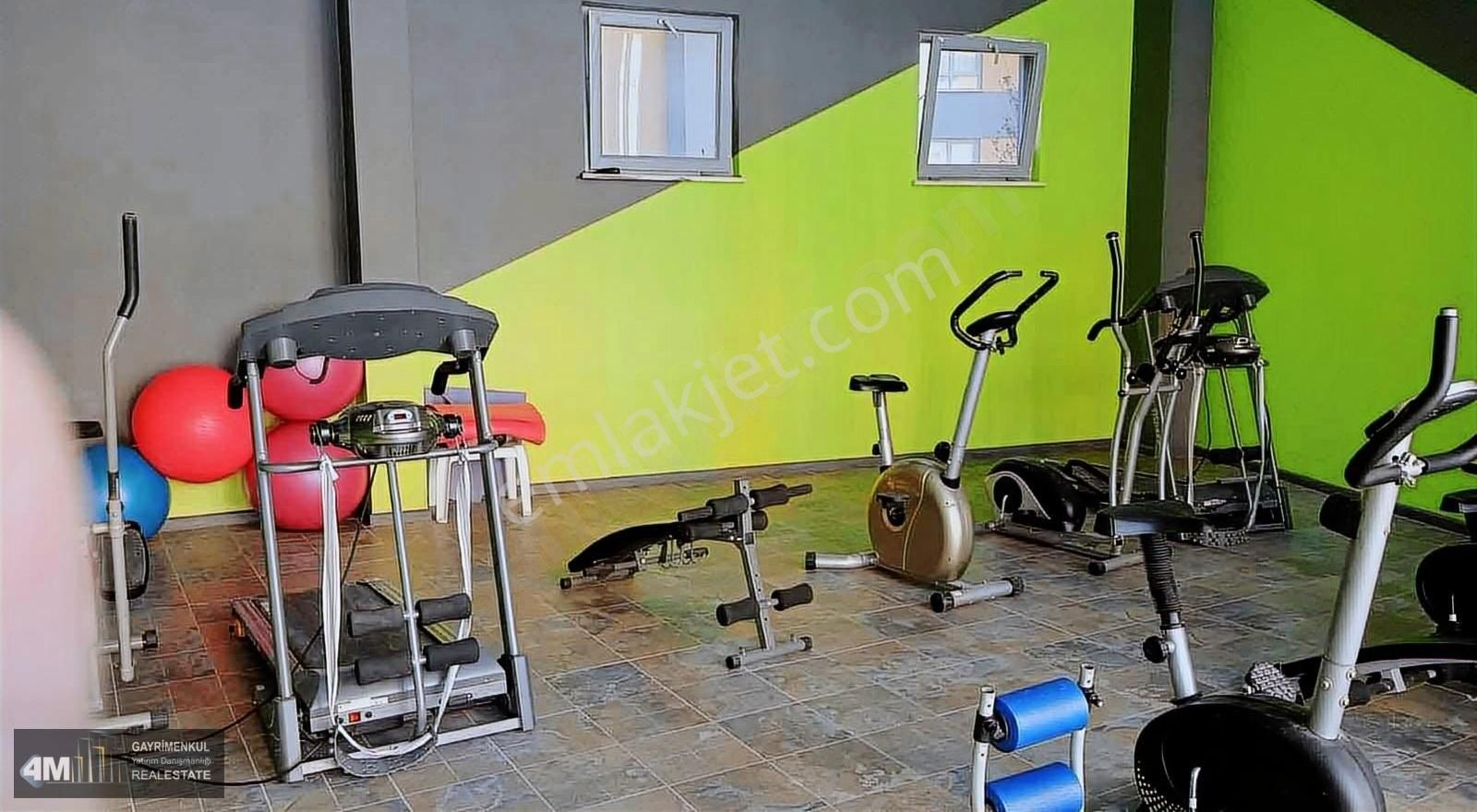 4m'den Ihlamurkent Yüzme Havuzlu Site İçi Ara Kat 170m2 3+1