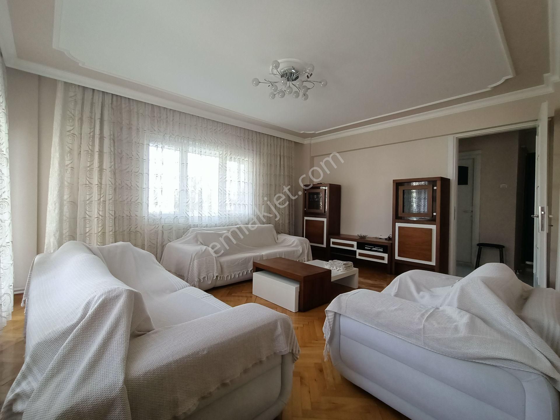 Bayraklı Mansuroğlu Mahallesinde 3+1 Eşyalı Kiralık Arakat Daire
