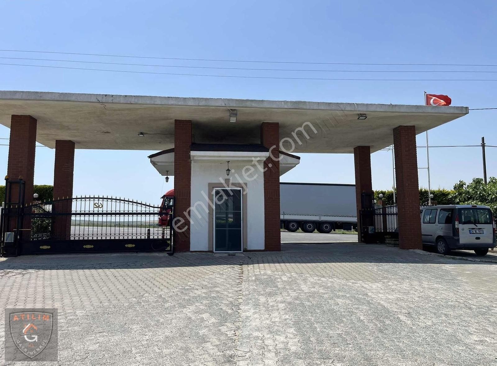 Site İçinde Göl Manzaralı 2000 M2 Bahçeli Göl Manzaralı Villa