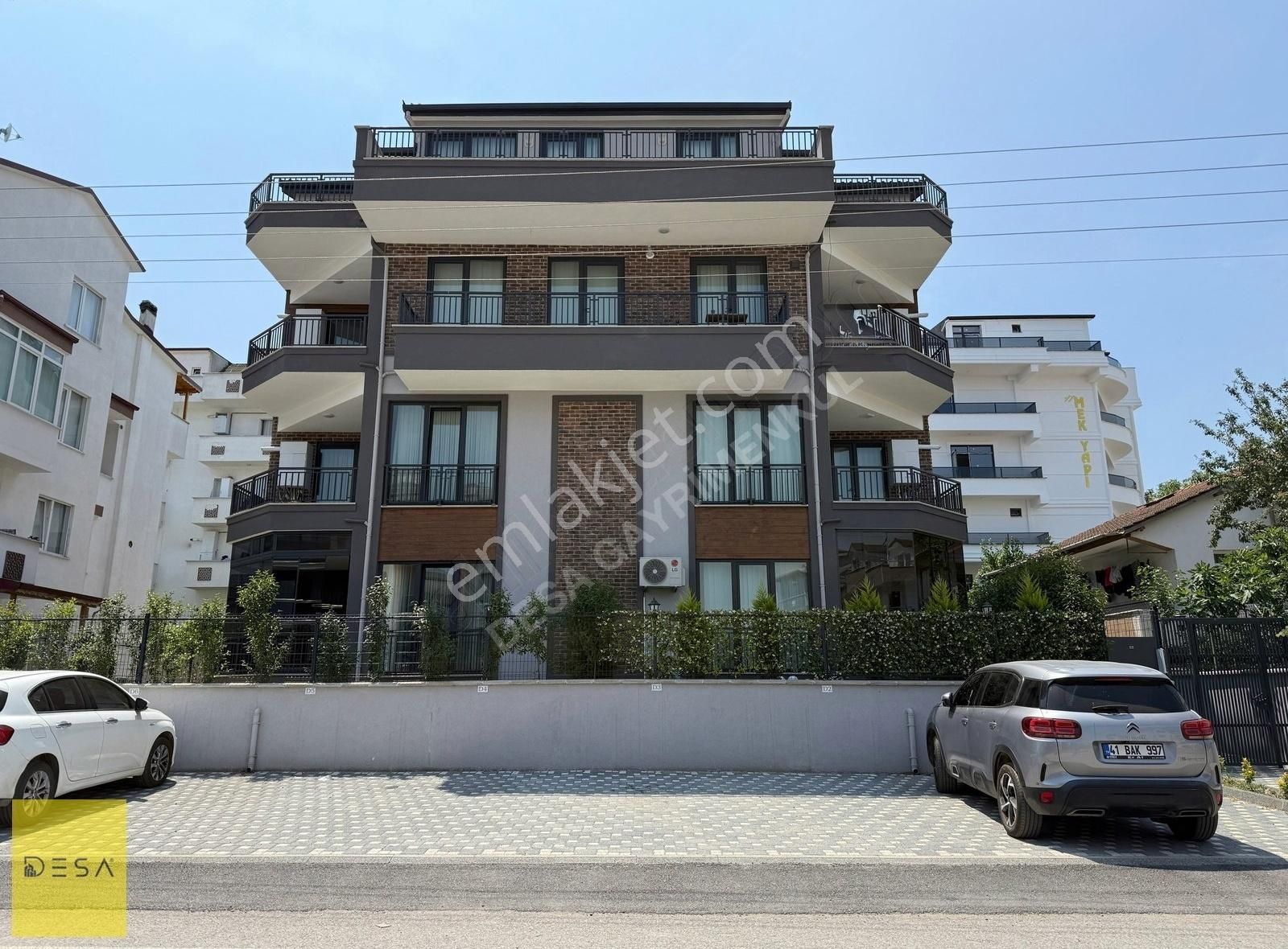 Başiskele'de Merkezi Konumda Satılık 3+1 Boş Daire