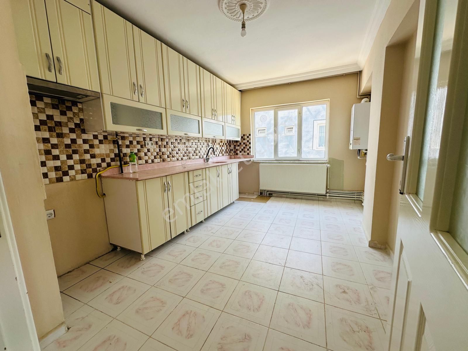 🏡 Göl-san Gayrimenkul’den 🏡 Zafer Mah. 3+1 Doğalgazlı Kiralık Daire