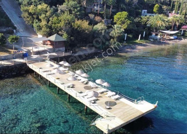 Bodrum/türkbükü’nde Plajı-iskelesi Havuzu Olan Prestijli Sitede Sahininden 3+1 Dublex Villa.