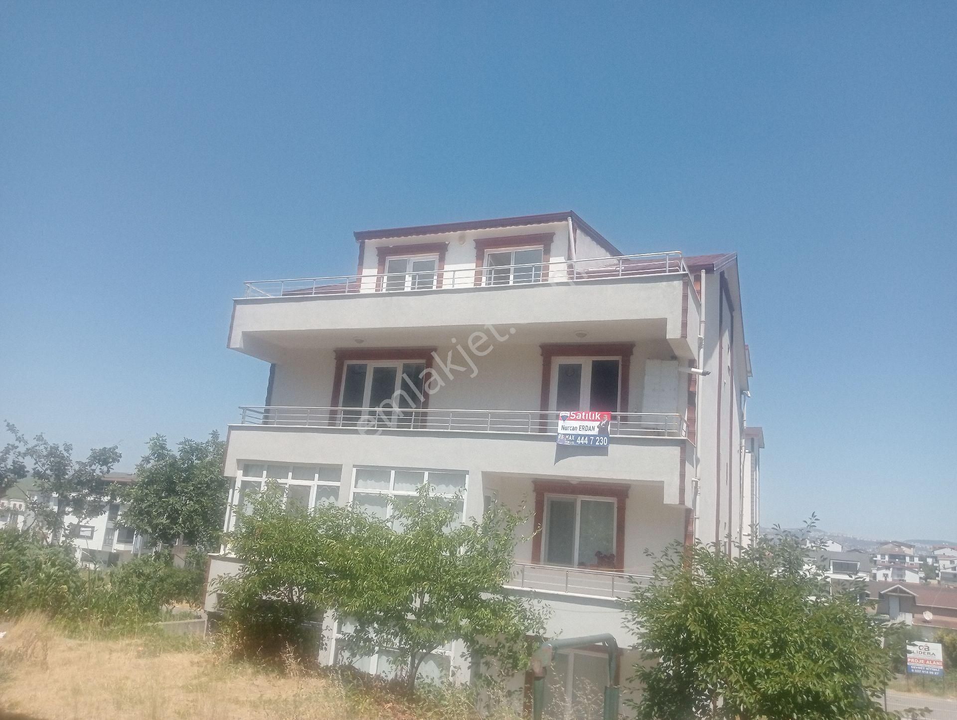 Başiskele Yeşilyurt Mahallesinde 2+1acil Satılık Çatı Dubleks Daire