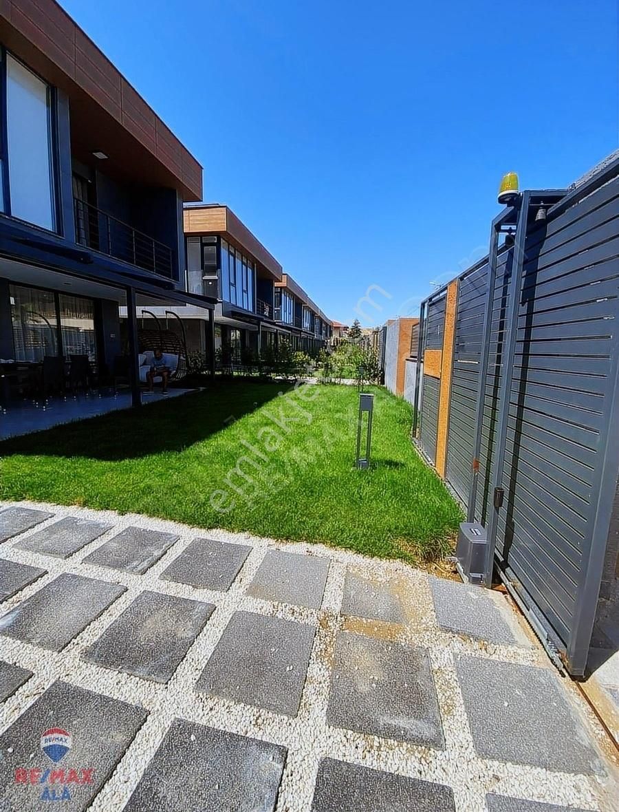 Turyap Ala'dan Silivri Semizkumlar Site İçerisinde Kiralık Villa