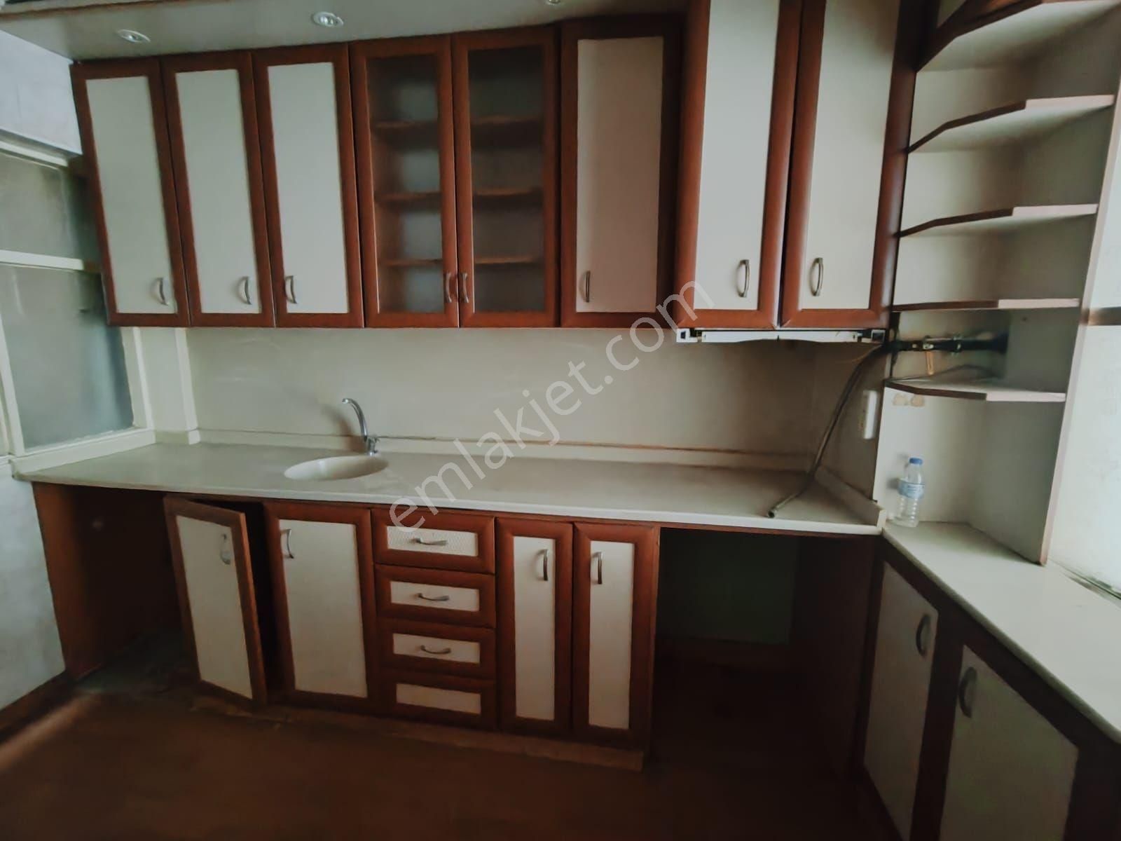 Yarasanlar Da Cadde Üstü Satılık 3.balkon 115 M2 D.gazlı Daire 3.225.000 Tl