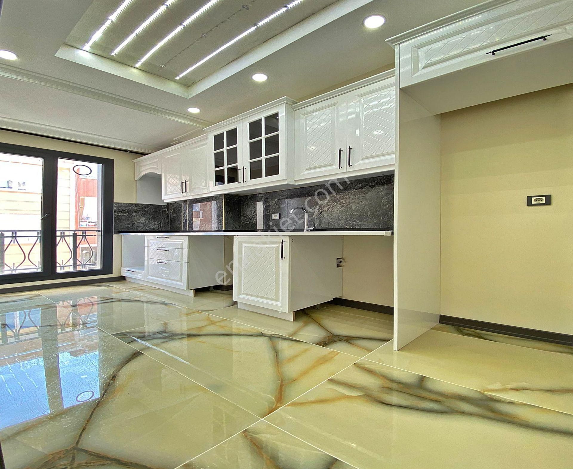 Bahçeşehir Konumunda Özel Tasarımlı Satılık 1+1 Avantajlı Daire