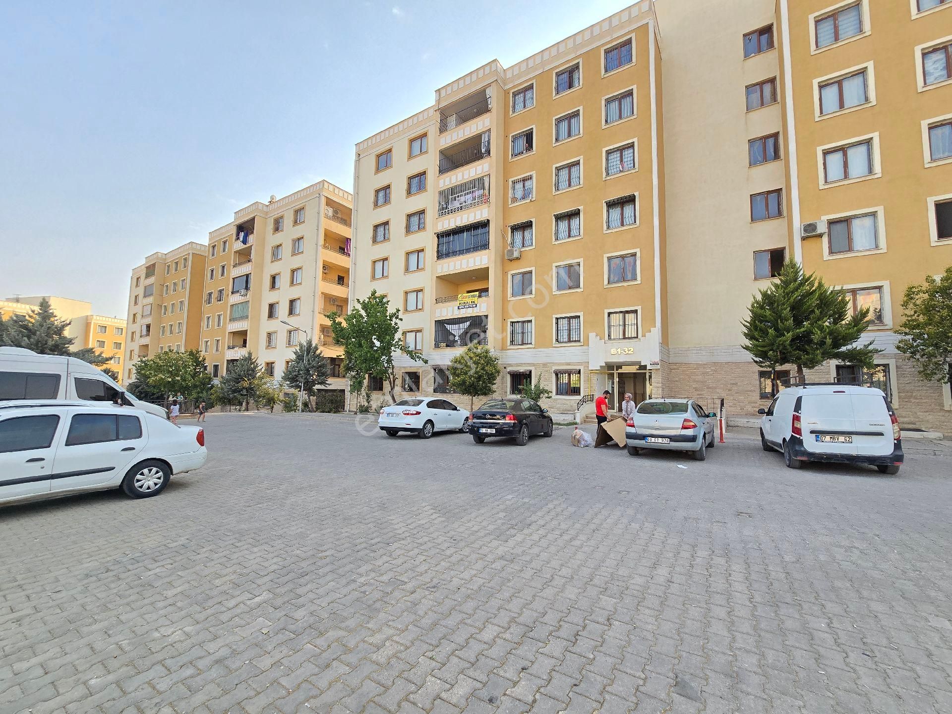 Cadde Seyran'dan Kiralık 2+1 97 M2 Arakat Park Cepheli (memura)