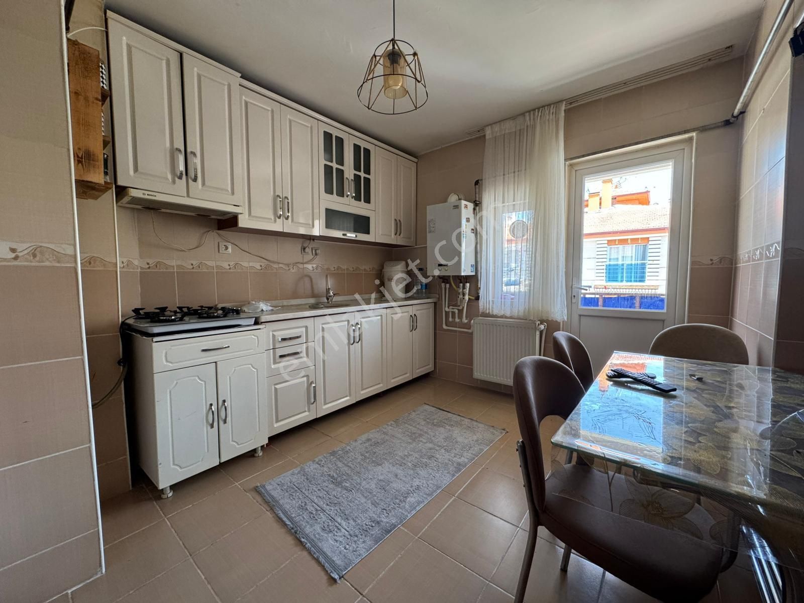 Kanuni'de Asansörlü Ön Cephe Yapılı 3+1 Eşyalı Kiralık Daire