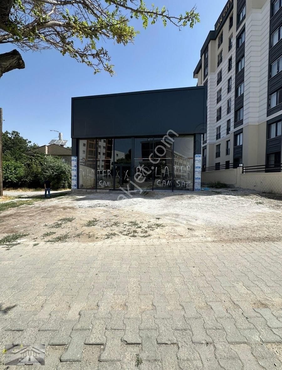 Ydn Emlak'tan 490 M2 Arsa Ve İçinde Satılık Asma Katlı Dükkan