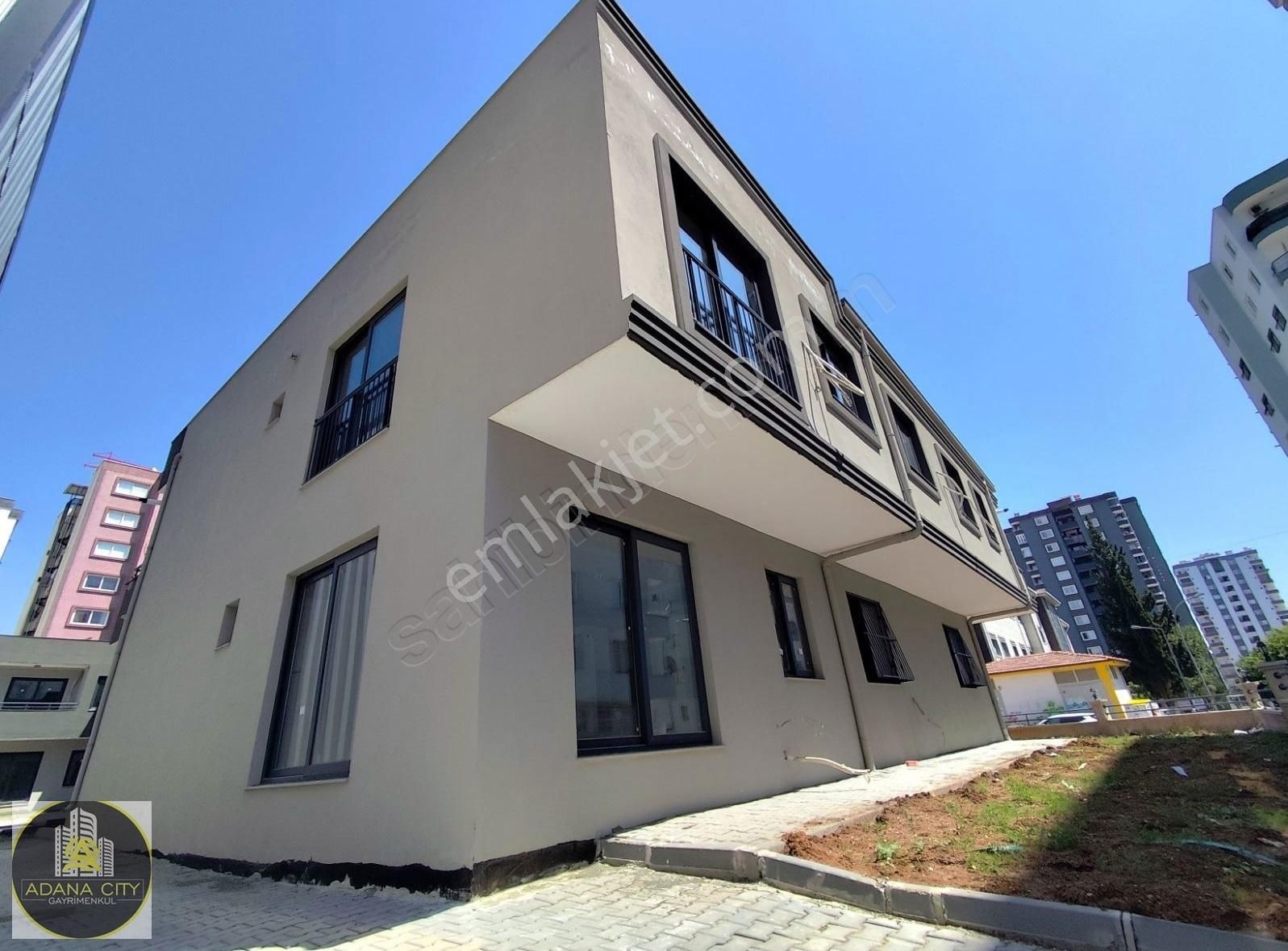 Şehrin Merkezinde Yatay Mimari Perde Beton Sıfır Daire