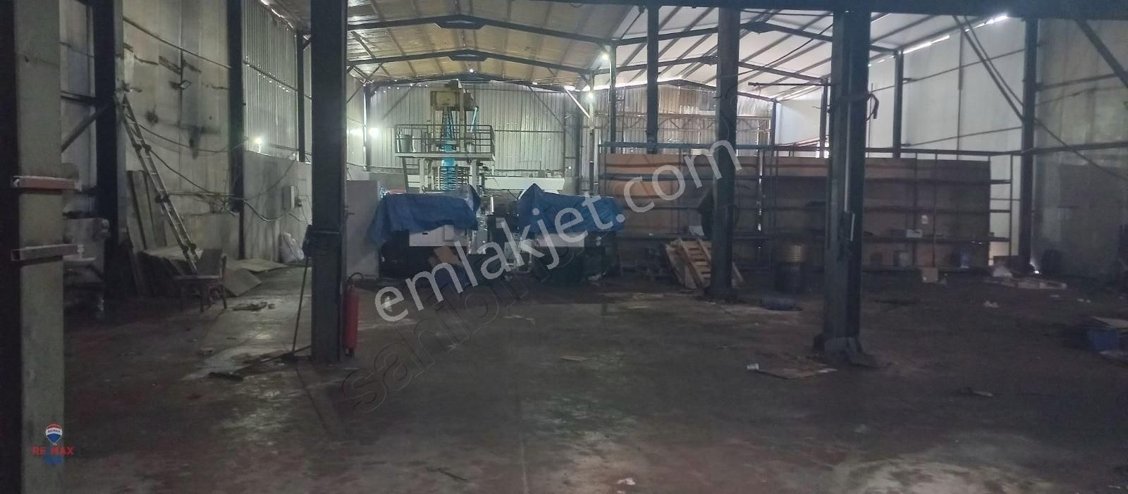 Sultanbeyli Kurtköy Sınırında 650 M² Kapalı 300 M² Açık Alan