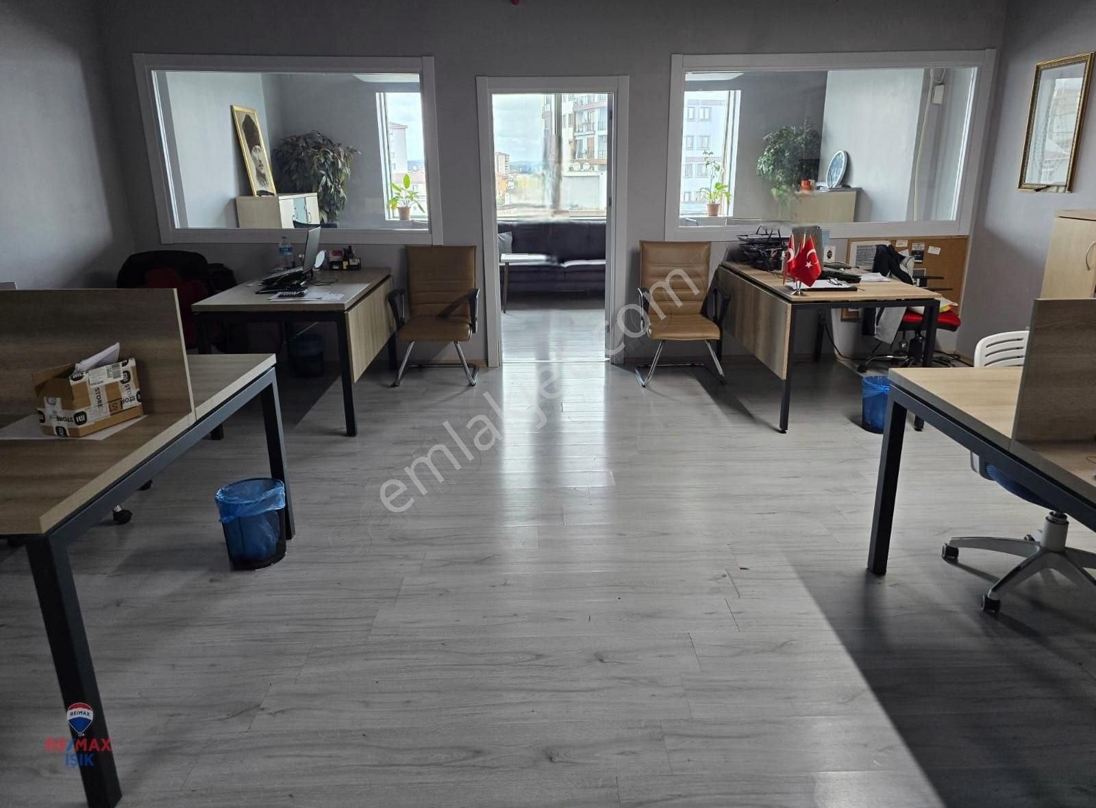 Ümraniye'de Alemdağ Caddesi Üzerinde Alternatifli 600 M²