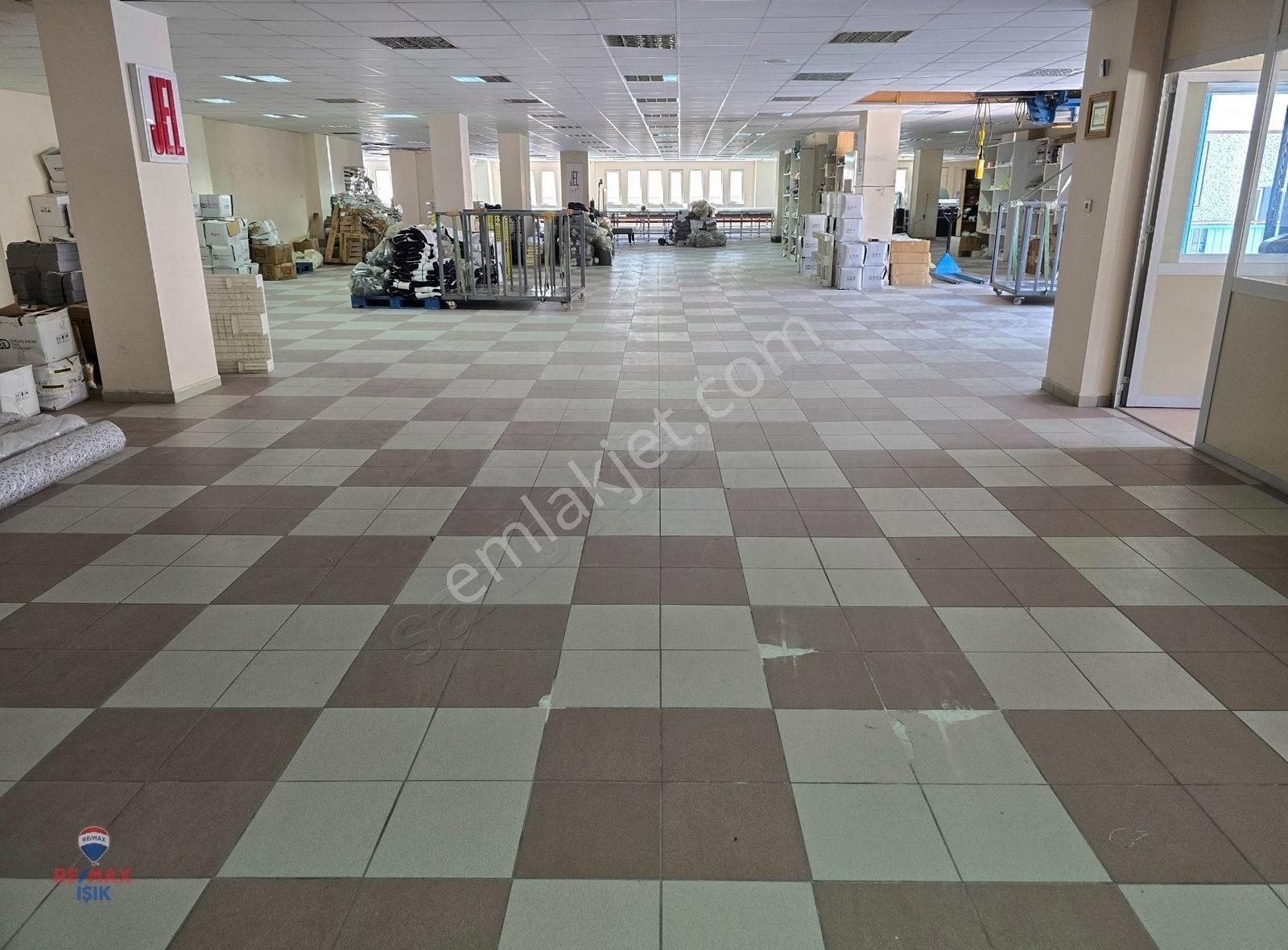 Sultanbeyli De 1100m2 Bakımlı Çok Amaçlı İşyeri