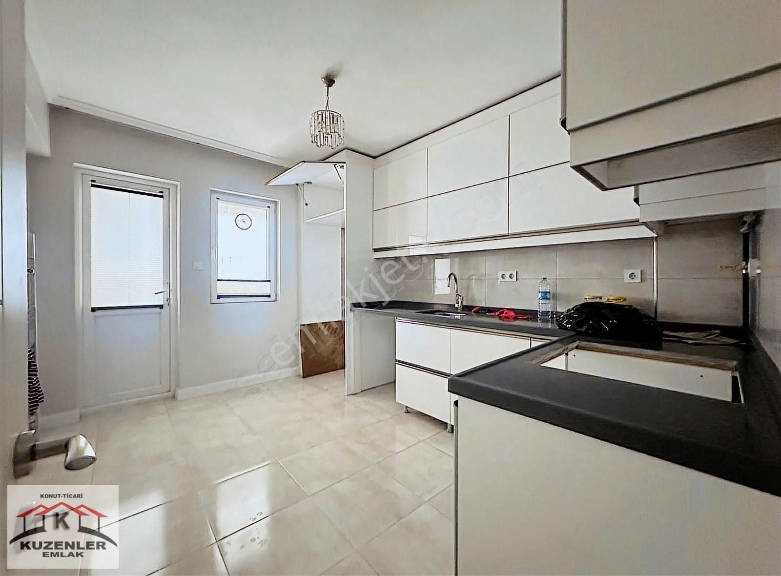 Kuzenler'den P.tesi Pazarı Yanında Köşebaşı 175m2 Teras Balkonlu