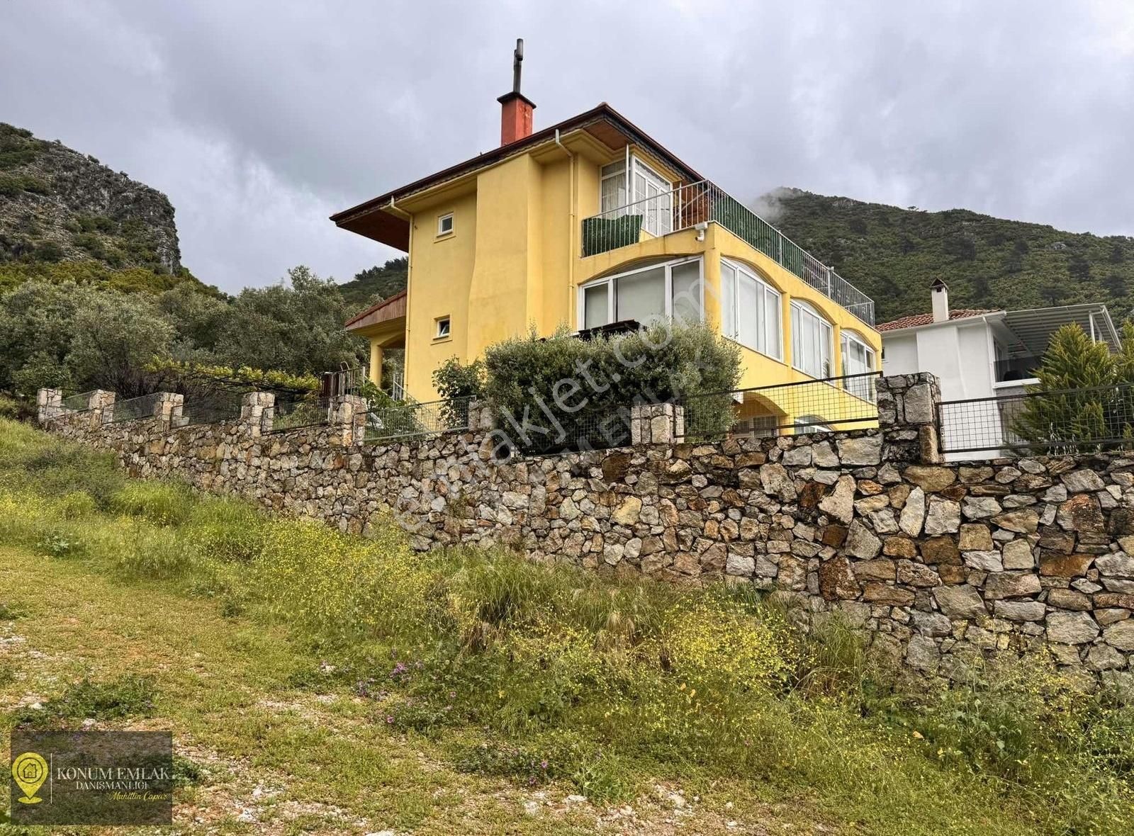 Fethiye Üzümlü'de 748m2 Arsa İçinde Satılık 5+1 Villa