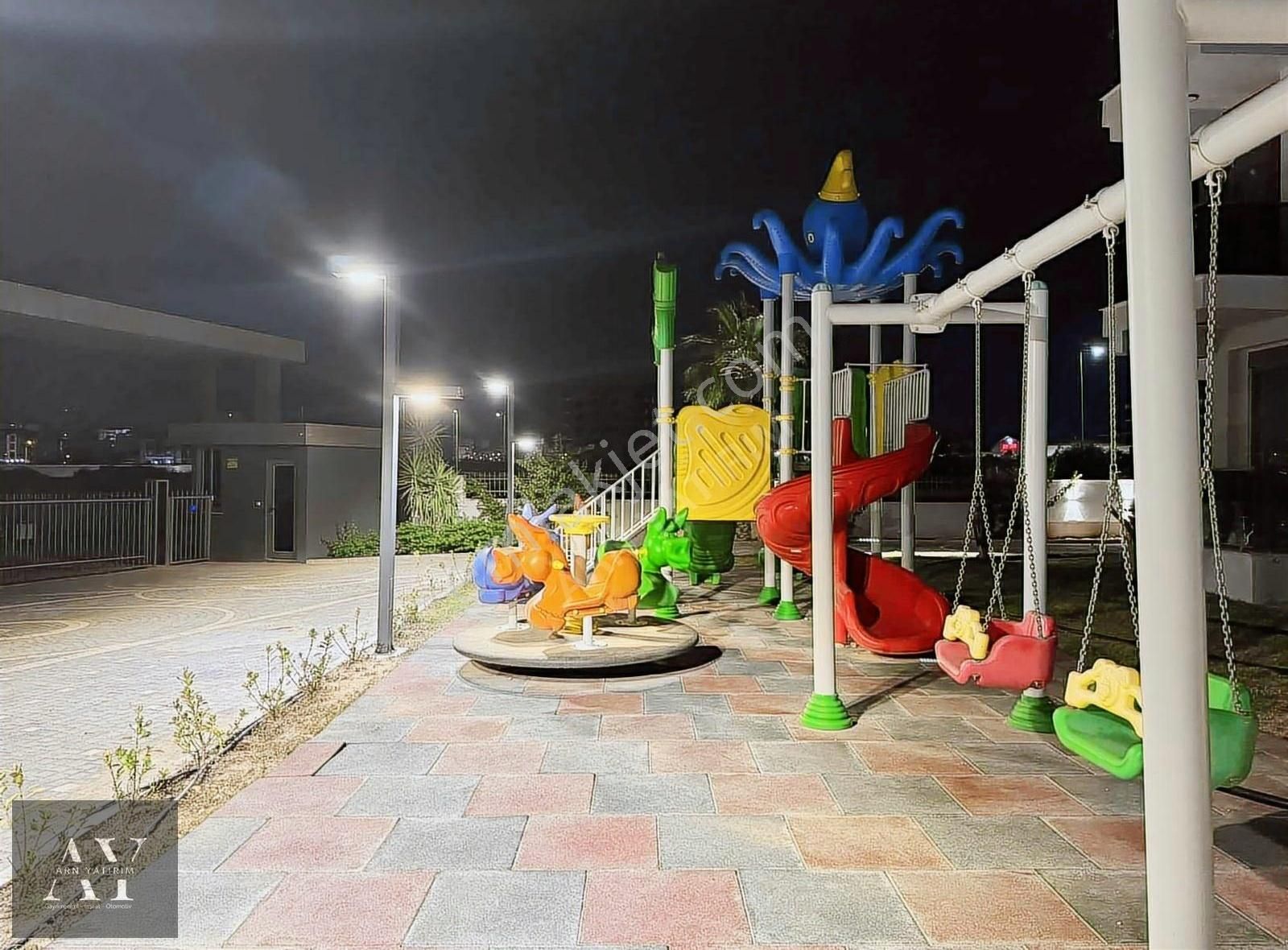 Tramvaya Yakın Havuz Manzaralı Site İçerisinde 1+1