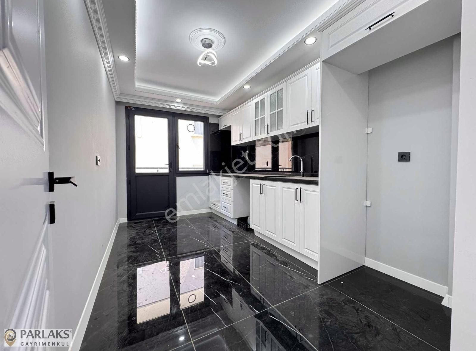 Bağlarbaşı Merkez İstasyon Caddesi Yakını Lüx 2+1 100m² Ara Kat
