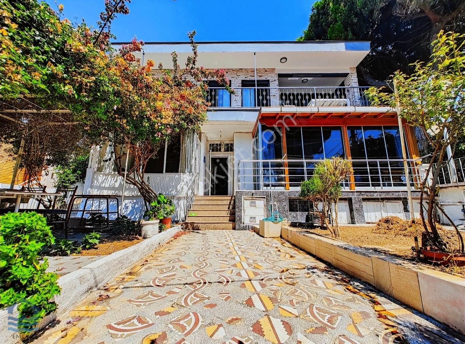 Foça'da Müstakil Girişli, Bahçeli 2+2 Deniz Manzaralı 2 Daire