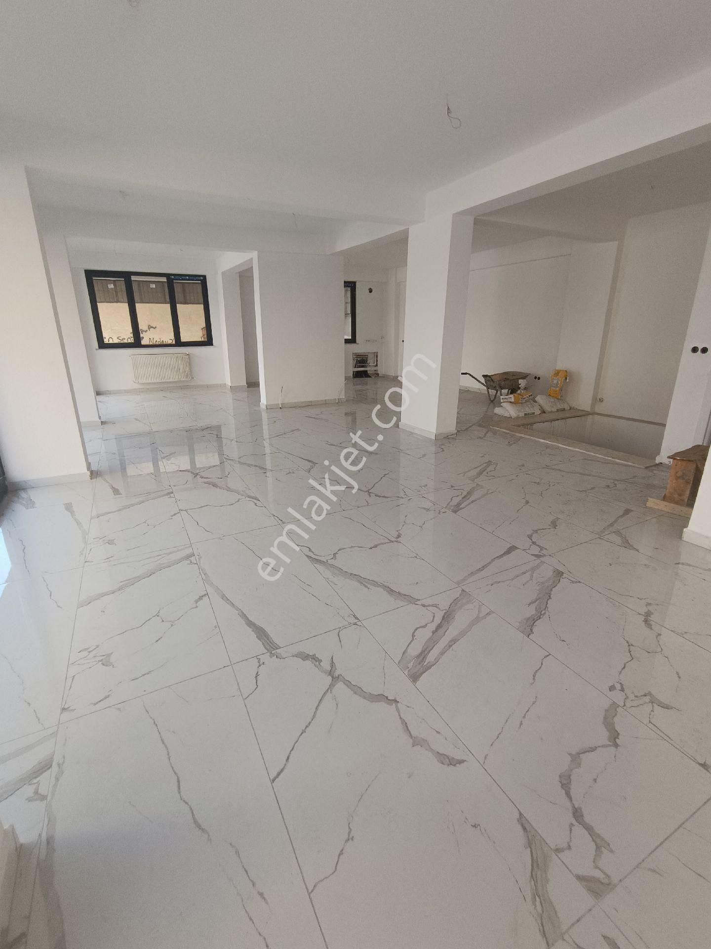 İstanbul Avcılar Esenyurt Sınırı Cadde Üzeri Kiralık 500 Mt² 3 Katlı İşyeri