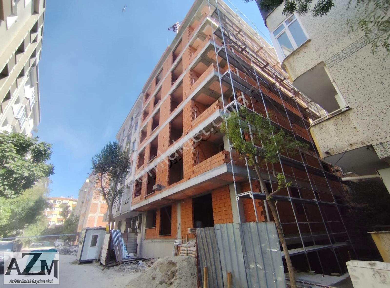 Azmir'den Kupa Yakını Satılık 1+1 Yüksek Giriş Daire For Sale