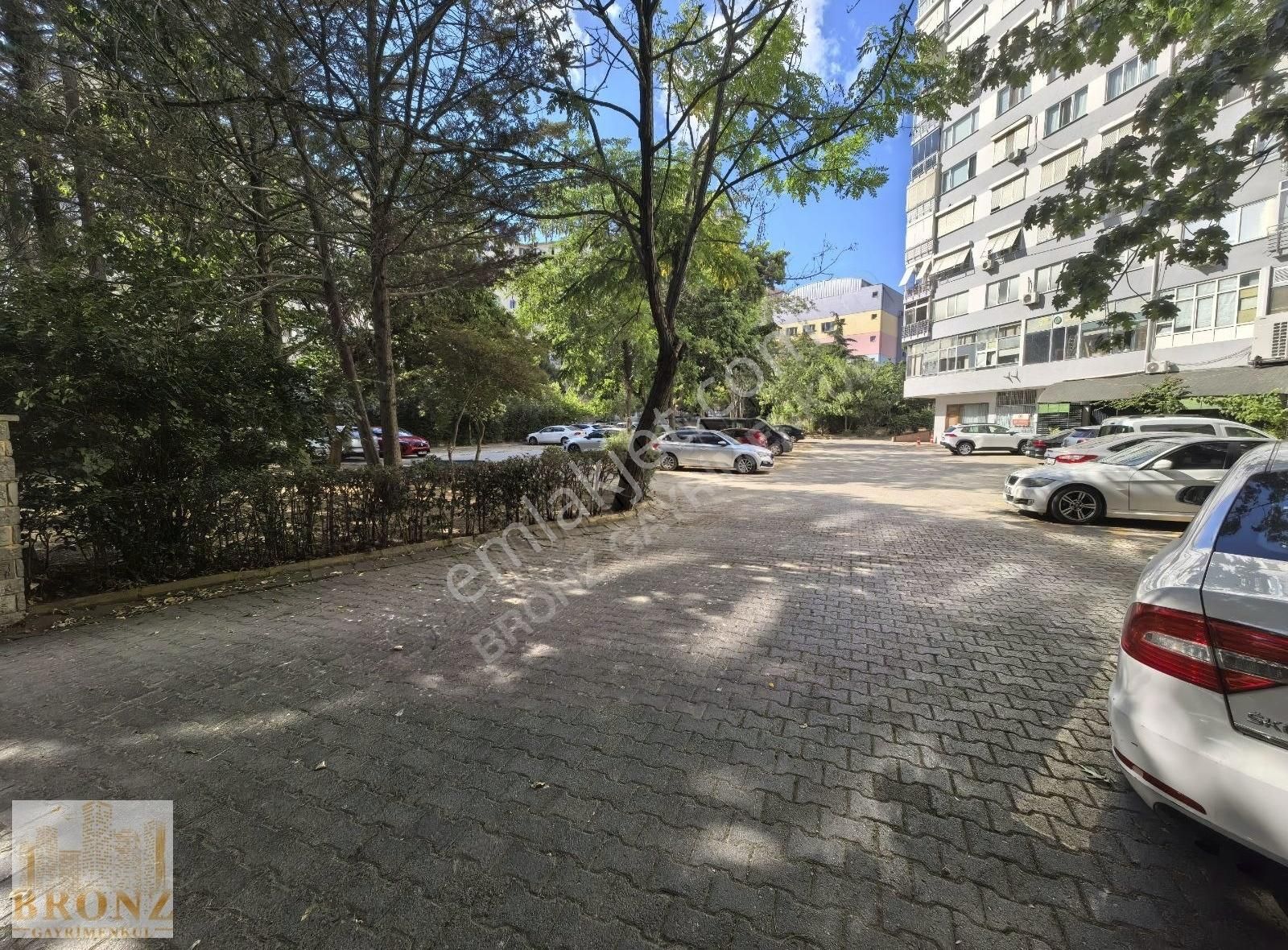 Acıbadem Asalet Sk Sağlık Ocağı Yanı Kiralık Dükkan