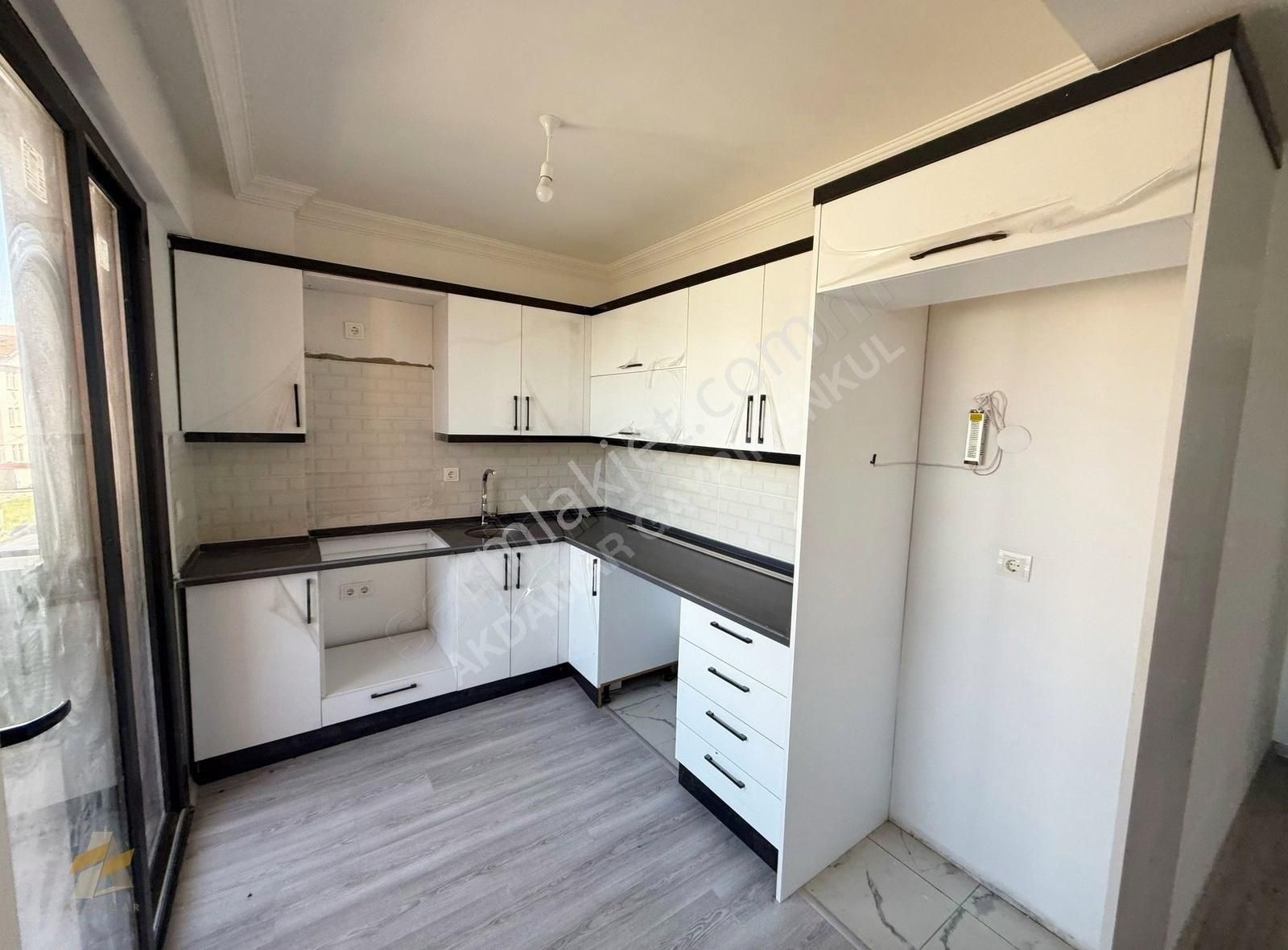 Tuzla Mahallesinde Denize Ve Avm'ye 200 Metre 2+1 Sıfır Daire