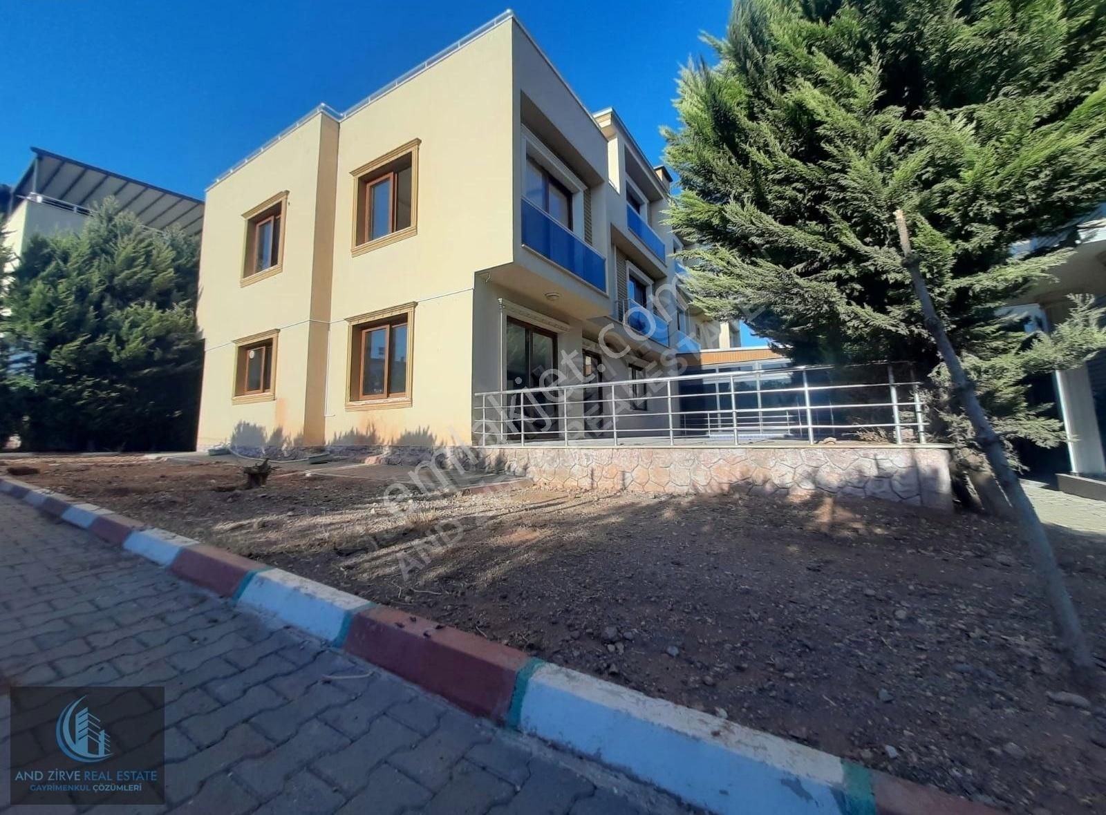Mersin Kuyuluk'da Özel Havuzlu Site İçi Kombili 4+1 Villa