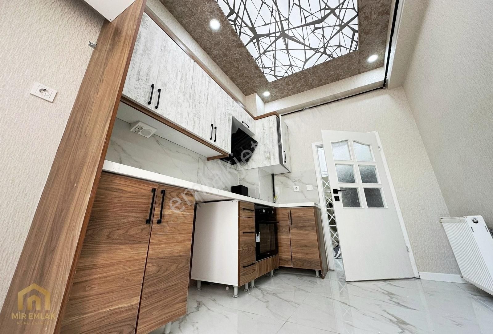 Mir'den Aşık Veysel Caddesinde 1. Katta 3+1 Lux Yapılı Daire