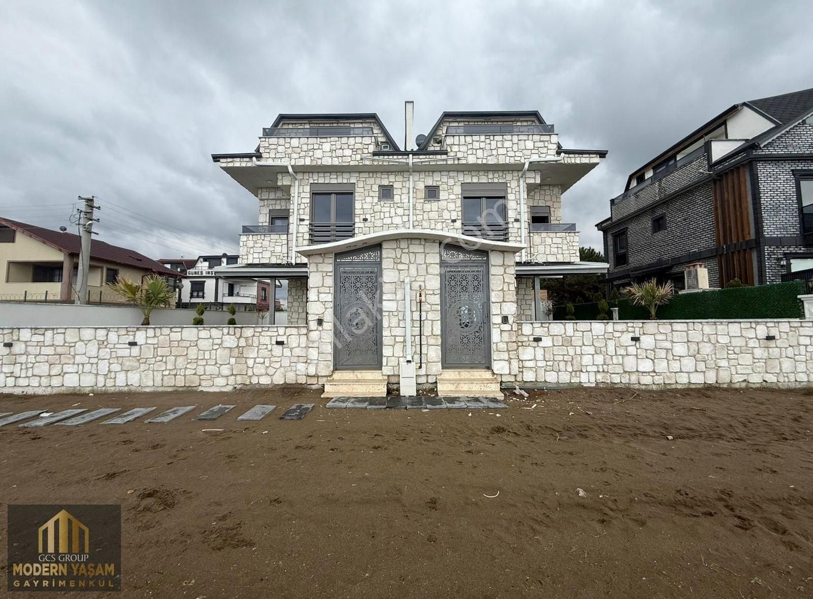 Denize Sıfır 3 Katlı Havuzlu Lüks Villa - Yatırım Fırsatı
