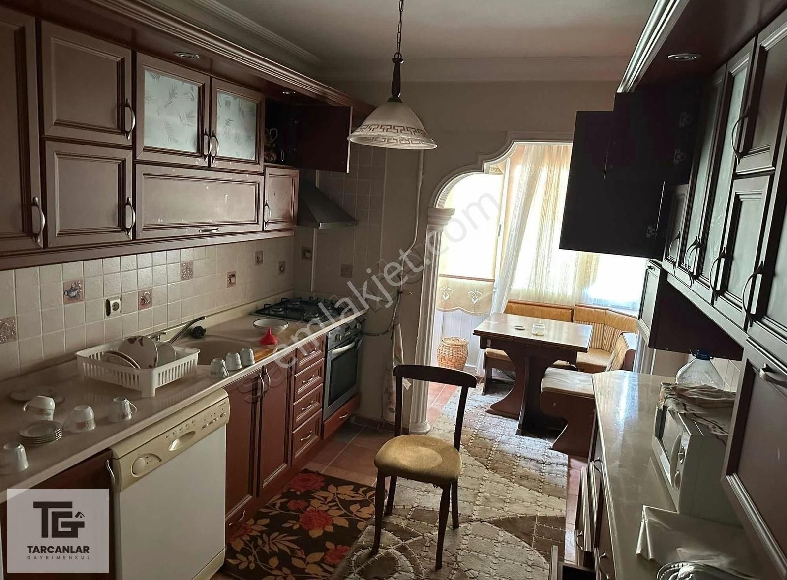 Tarcanlar'dan Kadıköy Merkez'de Eşyalı Geniş 3+1 Daire