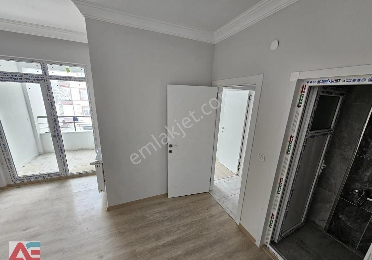 Acil!!! Satılık Elbiz Caddesinde 3+1 Ara Kat Daire