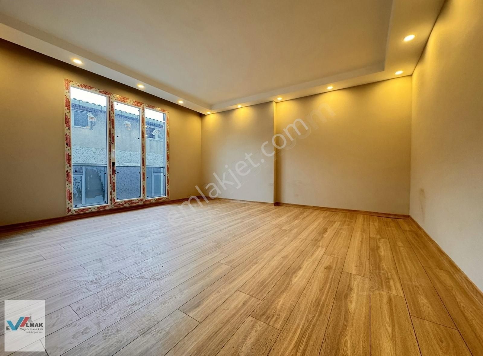 Evalmak'ta Tevfikbey Mah.de 6+1(210m2) Asansörlü Otoparklı Sıfır