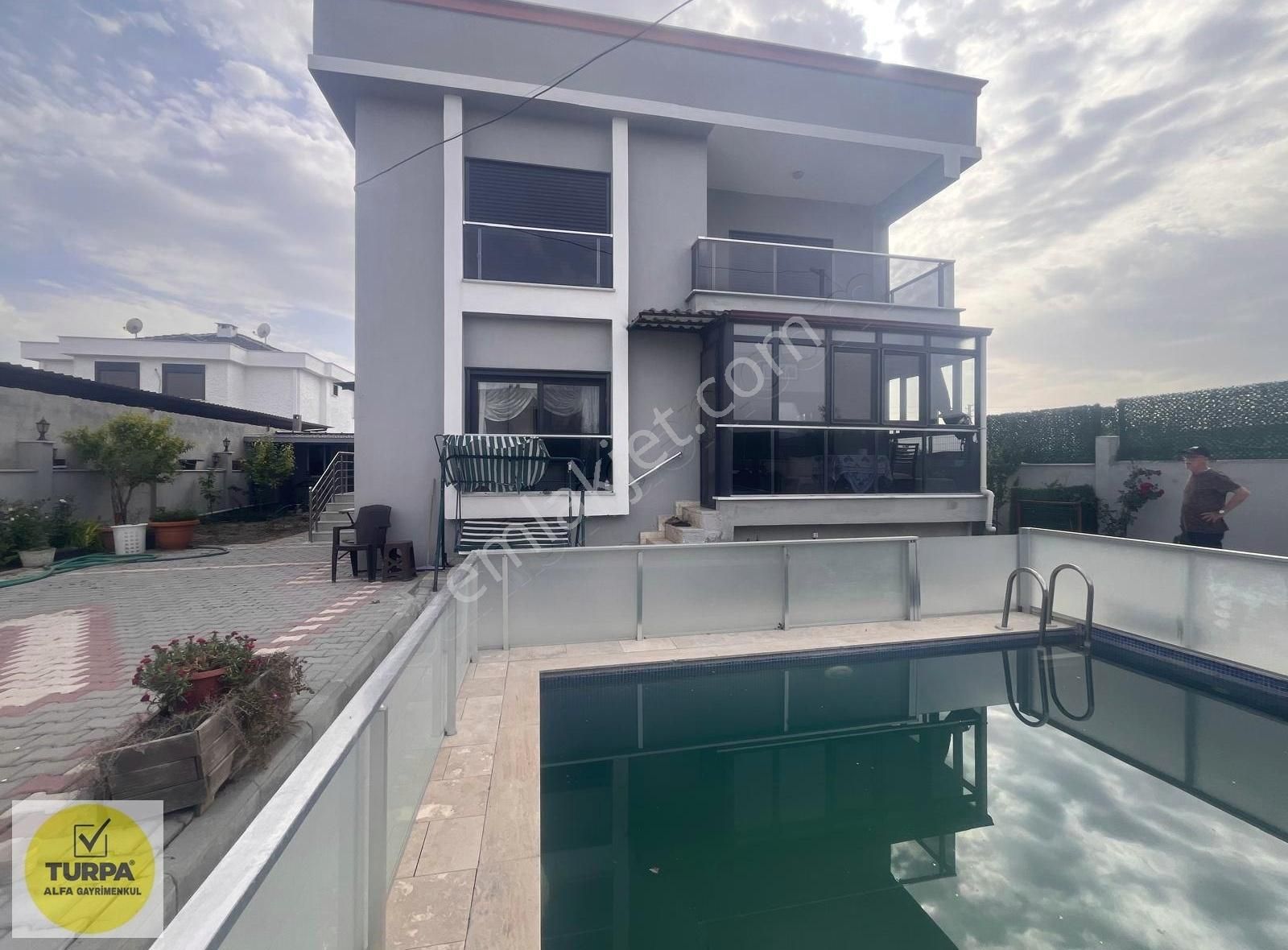 Manisa Tilkisüleymaniye'de Havuzlu Müstakil Villa !