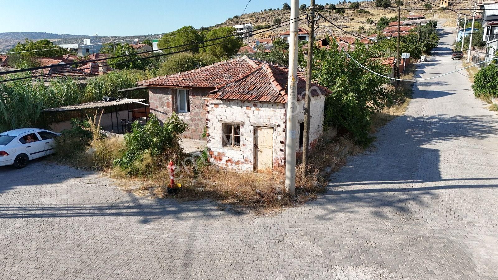 İslamlar Mahallesi Meydanda Taş Ev Satılıktır.